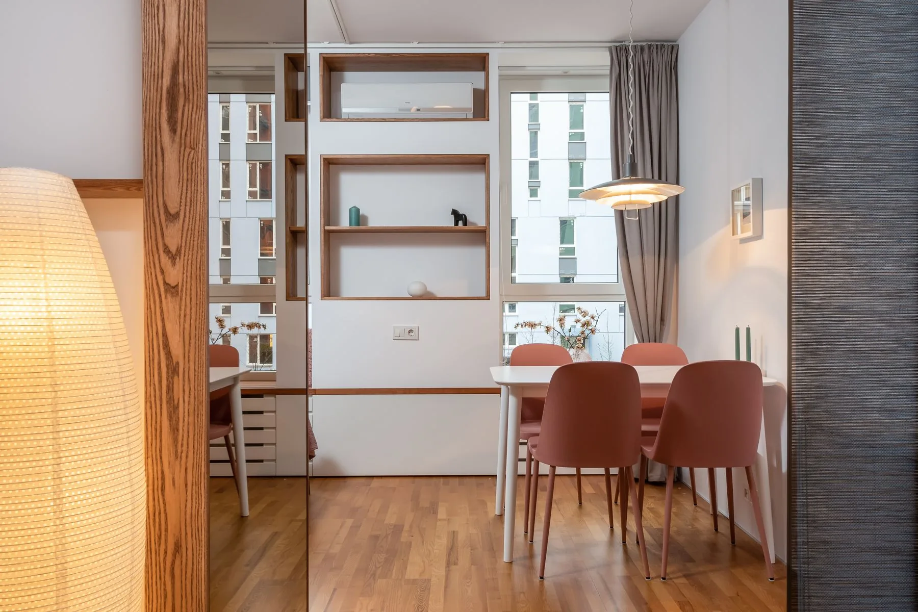 Moderner Wohnraum mit maßgefertigten Holzelementen
